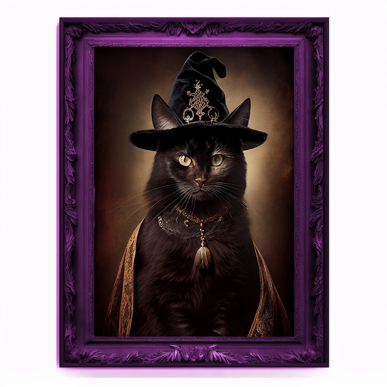 以下が含まれることがあります： 金色のアクセントと金色と黒の羽根のネックレスが付いた黒い魔女の帽子をかぶった黒い猫。猫は茶色の背景の額縁に入った肖像画の中に座っている。