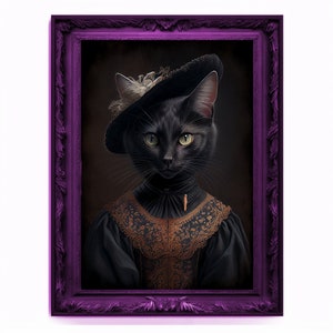 以下が含まれることがあります： 白い羽根の付いた黒い帽子と、金と黒のレースの襟をつけた黒い猫。猫は金と黒のレースの縁取りが施された黒いドレスを着ています。猫は紫色の額縁に飾られています。