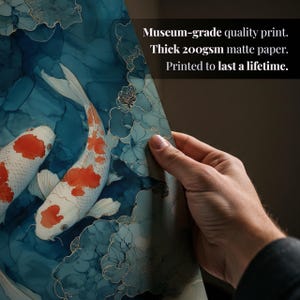 Puede incluir: Una impresi&oacute;n que presenta dos peces koi con marcas naranjas y blancas nadando en agua azul. La impresi&oacute;n tiene un estilo acuarela con detalles dorados. El texto en la impresi&oacute;n dice: Impresi&oacute;n con calidad de museo. Papel mate grueso de 200 g/m&sup2;. Impreso para durar toda la vida.