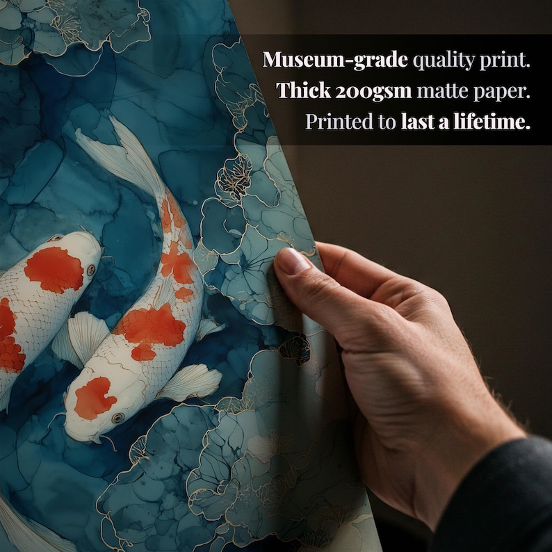 Puede incluir: Una impresi&oacute;n que presenta dos peces koi con marcas naranjas y blancas nadando en agua azul. La impresi&oacute;n tiene un estilo acuarela con detalles dorados. El texto en la impresi&oacute;n dice: Impresi&oacute;n con calidad de museo. Papel mate grueso de 200 g/m&sup2;. Impreso para durar toda la vida.