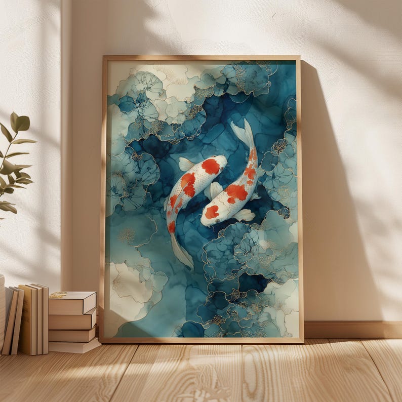 Puede incluir: Una impresi&oacute;n art&iacute;stica enmarcada con dos peces koi nadando en un fondo abstracto azul y blanco. Los peces son blancos con marcas rojas. La obra de arte est&aacute; en un marco de madera.