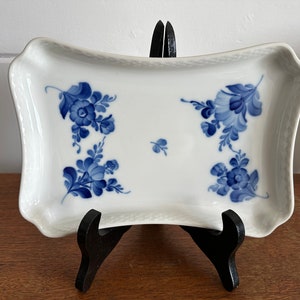 Bandeja/travessa pequena curva vintage Royal Copenhagen com padrão floral azul e branco feito na Dinamarca