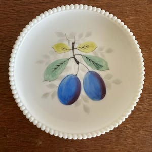 Vintage Milchglasplatte 18 cm Platte - Pflaumen - Perlenrand