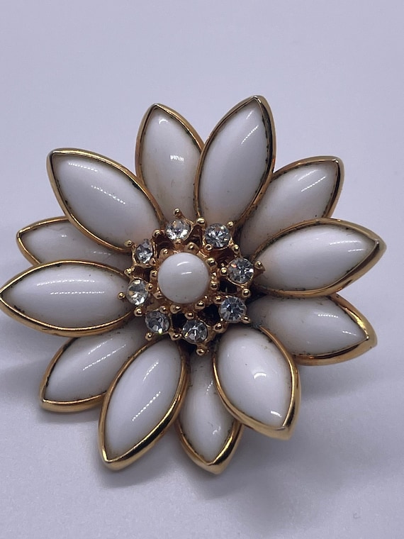 Vintage Flower Milkglass Brooch (White and Gold)