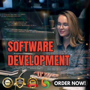 Könnte beinhalten: Eine Frau arbeitet an einem Computer mit Code, der auf dem Bildschirm angezeigt wird. Der Text "SOFTWARE DEVELOPMENT" steht in großen roten Buchstaben auf dem Bildschirm. Es gibt drei Abzeichen, auf denen "100% Guaranteed" mit verschiedenen farbigen Rändern steht. Der Text "ORDER NOW!" befindet sich in der rechten unteren Ecke des Bildes.