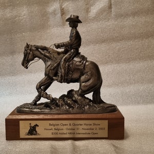 Bellissimo scultore Quarter Horse scorrevole in peltro di Charlene Morgan