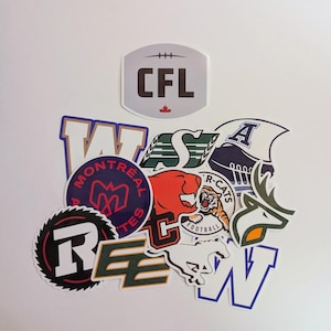 Może przedstawiać: Kolekcja kolorowych naklejek z logo drużyn Canadian Football League (CFL). Naklejki zawierają nazwy i logo drużyn w różnych kształtach i kolorach, takich jak logo CFL, czerwony bóbr i tygrys.