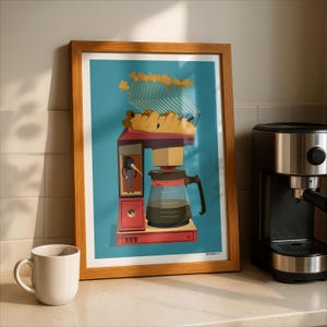 以下が含まれることがあります： 赤、ベージュ、青色のスタイリッシュなコーヒーメーカーのイラストが描かれた額入りのアートプリント。濃い液体が入ったコーヒーポット、人物、黄色のデザインが含まれています。白いマグカップがプリントの前に置かれています。