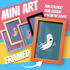 以下が含まれることがあります： さまざまな色の額に入ったミニアート。各フレームには、音楽プレーヤーを備えた漫画の幽霊のキャラクターが含まれています。フレームは黄色、ピンク、黒、オレンジです。画像には「FUN COLORS！REAL GLASS！MAGNETIC FOOT！」と書かれています。