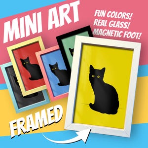 Puede incluir: Mini impresiones artísticas enmarcadas con una silueta de gato negro con ojos amarillos sobre fondos de colores. Los marcos son de diferentes colores, incluyendo blanco, negro, amarillo, rojo y azul. El texto en la imagen dice "Mini Art", "Fun Colors! Real Glass! Magnetic Foot!" y "Framed".