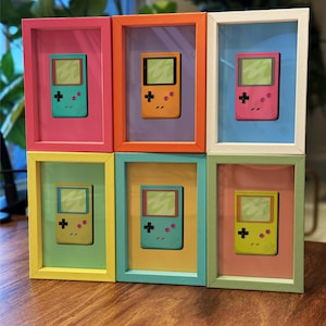 Op de afbeelding: Set van drie keramische mokken met een gespikkelde, matte afwerking. De mokken zijn in crème, lichtgrijs en donkergrijs. Elke mok heeft een eenvoudig, minimalistisch ontwerp.