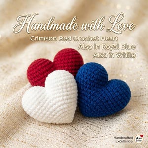 Peut inclure: Trois cœurs au crochet en rouge cramoisi, blanc et bleu royal. Le texte indique : Handmade with Love, Crimson Red Crochet Heart, Also in Royal Blue, Also in White, et Handcrafted Excellence A++ Quality.