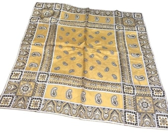 Pañuelo vintage de 26x26 cm con estampado paisley amarillo y marrón, estilo western bohemio.