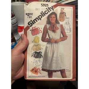 Einfachheit 5323 Schürzen Schnittmuster Misses Voll Schürze Optionen Taschen