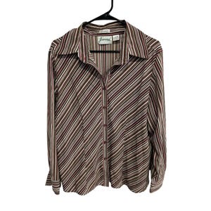 Op de afbeelding: Een overhemd met lange mouwen en een gestreept patroon in bruin, bordeauxrood en wit. De blouse heeft een kraag en manchetten met knopen. De merknaam "Joanna" is zichtbaar op het label.