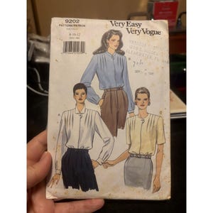 Puede incluir: Patrón de costura vintage Very Easy Very Vogue 9202. El patrón presenta ilustraciones de blusas con diferentes largos de manga y detalles plisados. La talla del patrón es 8-10-12. El patrón es de 1995.