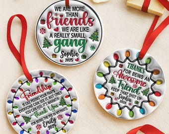 Adorno navideño divertido para mejores amigos 2025: Somos como una pandilla muy pequeña. Regalo personalizado de recuerdo navideño para mejores amigos y grupos de amigos.
