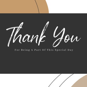 K&ouml;nnte beinhalten: Eine Dankeskarte mit einem schwarzen rechteckigen Hintergrund. Die Worte "Thank You" sind in wei&szlig;er Schreibschrift geschrieben. Darunter steht der Text "For Being A Part Of This Special Day". Der Hintergrund hat abstrakte Formen in Braun, Wei&szlig; und Schwarz.