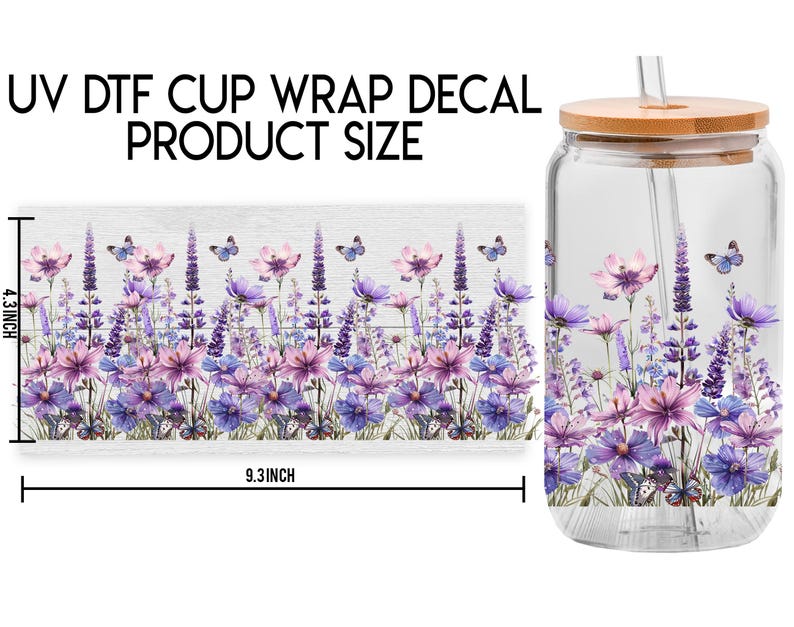 Puede incluir: Un vaso de vidrio transparente con tapa de bamb&uacute; y una pajita. El vaso est&aacute; decorado con un dise&ntilde;o floral con flores moradas, rosas y blancas. El dise&ntilde;o tiene 9,3 pulgadas de ancho y 4,3 pulgadas de alto. UV DTF Cup Wrap Decal Product Size.