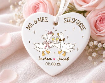 Adorno de cerámica personalizado de Silly Goose para bodas, adorno de corazón de Sr. y Sra., regalo divertido y personalizado para parejas, recuerdo para despedida de soltera.