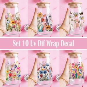 Puede incluir: Conjunto de 10 tarros de vidrio transparente con dise&ntilde;os florales coloridos. Los tarros tienen tapas de madera y son perfectos para guardar objetos peque&ntilde;os o crear acentos decorativos.