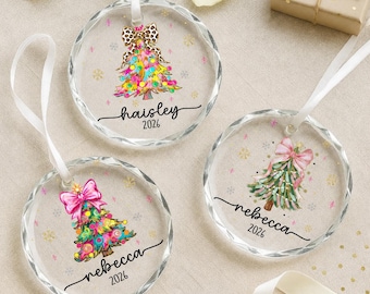 Adorno navideño personalizado para el árbol de Navidad 2026: adorno de cristal con nombre personalizado y lazo, regalo navideño único para ella o su familia.