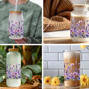 Puede incluir: Cuatro botellas de vidrio con un dise&ntilde;o floral y una pajita. Las botellas est&aacute;n llenas de un l&iacute;quido marr&oacute;n claro. Las botellas est&aacute;n sobre una variedad de superficies, incluyendo una mesa de madera, una superficie de azulejos blancos y una planta verde.
