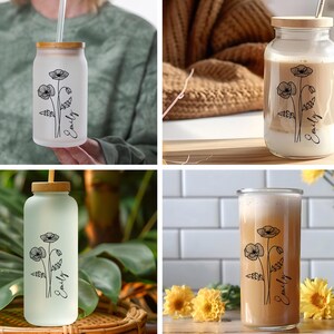 Pu&ograve; includere: Quattro bottiglie di vetro con un design floreale e il nome "Emily" stampato su di esse. Le bottiglie sono riempite con diversi liquidi, tra cui caff&egrave;, acqua e un liquido trasparente. Le bottiglie hanno tappi di legno e cannucce.
