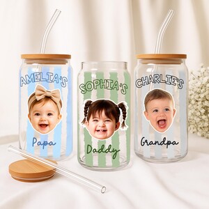 K&ouml;nnte beinhalten: Drei Glasbecher mit Bambusdeckeln und durchsichtigen Strohhalmen. Jeder Becher zeigt ein Kinderfoto und einen Namen mit dem Text "Amelia's Papa", "Sophia's Daddy" und "Charlie's Grandpa". Die Becher haben vertikal gestreifte Hintergr&uuml;nde.