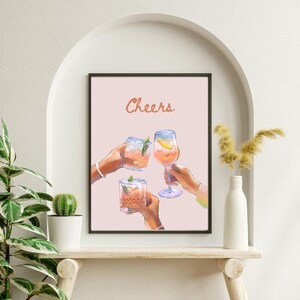 Różowa pastelowa sztuka ścienna Cheers, cyfrowy wydruk Cheers, cyfrowy wydruk koktajli Cheers Bar Cart, drukowana sztuka ścienna do kuchni, sztuka ścienna do domu