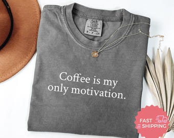 Camiseta Comfort Colors® Coffee Motivation, camiseta divertida con humor laboral, regalo sarcástico para amantes de la cafeína para compañeros de trabajo y jefes.