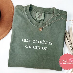 Camiseta Comfort Colors® Task Paralysis Champion, camiseta divertida con la que te sentirás identificado, regalo para procrastinadores, camiseta con humor sobre la disfunción ejecutiva, para introvertidos.
