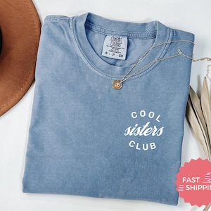 Comfort Colors® クール シスターズ クラブ、楽しいお揃いのファミリー T シャツ、かわいい兄弟の絆シャツ、姉妹へのプレゼントに最適、トレンディで快適な着心地