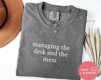 Comfort Colors® Managing The Desk And The Mess T-shirt, grappig shirt voor thuiswerken, herkenbaar cadeau voor collega, grappig T-shirt voor productiviteit