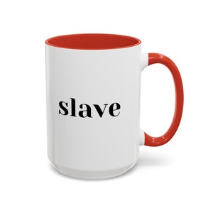 Puede incluir: Taza de cerámica blanca con borde y asa rojos. La taza tiene la palabra "slave" impresa en negro en la parte delantera.