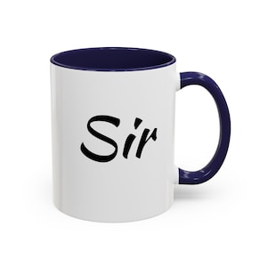 Könnte beinhalten: Weiße Keramiktasse mit einem dunkelblauen Rand und Henkel. Die Tasse hat das Wort "Sir" in Schwarz auf der Vorderseite aufgedruckt.