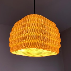 Paralume in tessuto intrecciato Daira quadrato: un capolavoro di eleganza geometrica e diffusione di luce calda.