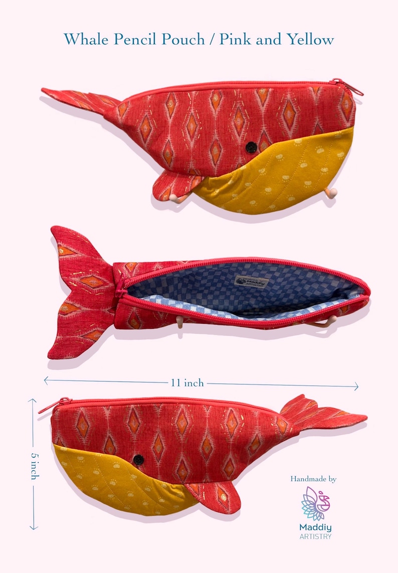 以下が含まれることがあります： 長さ28cm、高さ13cmのクジラの形をしたペンケース。外側はオレンジ色のひし形模様が入った赤い生地で、お腹部分は黄色です。内側は青と白のチェック柄の生地で裏打ちされています。