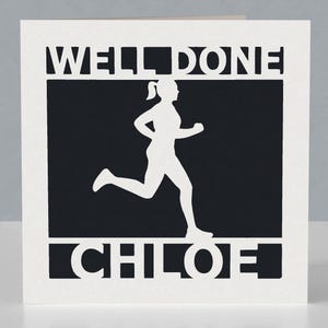 Gepersonaliseerde goed uitgevoerde kaart voor een vrouwelijke hardloper - Papercut-ontwerp