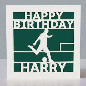 Gepersonaliseerde voetbalverjaardagskaart voor voetballer of voetbalfan - papercut-wenskaart voor voetbalfan