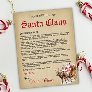 K&ouml;nnte beinhalten: Ein Brief im Vintage-Stil von Santa Claus an Christopher. Der Brief ist auf Pergamentpapier mit rotem Rand geschrieben und zeigt eine Zeichnung von Santa Claus in seinem Schlitten, der von Rentieren gezogen wird. Der Brief enth&auml;lt eine Nachricht von Santa Claus &uuml;ber Christophers gutes Benehmen und die kommende Weihnachtszeit.