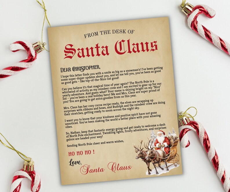 K&ouml;nnte beinhalten: Ein Brief im Vintage-Stil von Santa Claus an Christopher. Der Brief ist auf Pergamentpapier mit rotem Rand geschrieben und zeigt eine Zeichnung von Santa Claus in seinem Schlitten, der von Rentieren gezogen wird. Der Brief enth&auml;lt eine Nachricht von Santa Claus &uuml;ber Christophers gutes Benehmen und die kommende Weihnachtszeit.