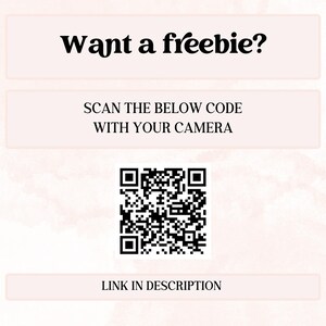 Puede incluir: Un fondo blanco y rosa con un c&oacute;digo QR en blanco y negro. El texto "Want a freebie?" est&aacute; en la parte superior de la imagen. El texto "SCAN THE BELOW CODE WITH YOUR CAMERA" est&aacute; debajo del c&oacute;digo QR. El texto "LINK IN DESCRIPTION" est&aacute; en la parte inferior de la imagen.
