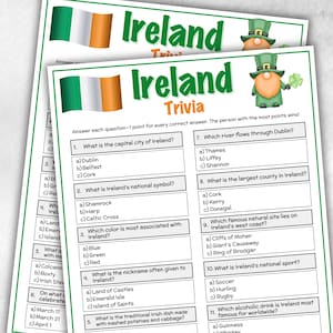 Könnte beinhalten: Zwei Ireland Trivia-Spielkarten mit grünem Rand, irischer Flagge und Leprechaun-Grafik. Die Karten enthalten Quizfragen über Irland. Der Text auf den Karten ist auf Englisch.