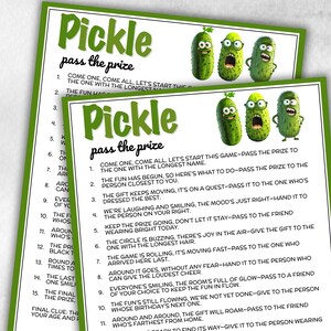 Könnte beinhalten: Zwei bedruckte Spielblätter mit dem Titel "Pickle pass the prize" mit grünen Akzenten. Das Spiel zeigt Cartoon-Gurkenfiguren und Anweisungen für ein lustiges Partyspiel. Der Text ist in einer verspielten Schriftart.