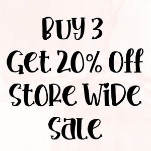 Pu&ograve; includere: Testo in bianco e nero su sfondo rosa che dice "Compra 3, ottieni il 20% di sconto su tutto il negozio".