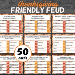 Op de afbeelding: Een set van 50 Thanksgiving-thema kaarten met oranje, bruine en witte strepen. De kaarten bevatten vragen over Thanksgiving-tradities, eten en activiteiten. De tekst op de kaarten is "Thanksgiving Friendly Feud" en "50 kaarten".