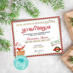 Pode incluir: Um certificado com listras vermelhas e verdes sobre um fundo branco. O certificado diz "Nice List Certificate" e &eacute; do "The Official Desk of Santa Claus". Indica que "Christopher Baxter" est&aacute; na "Official Nice List". O certificado est&aacute; datado em "Dec 24th, 23".