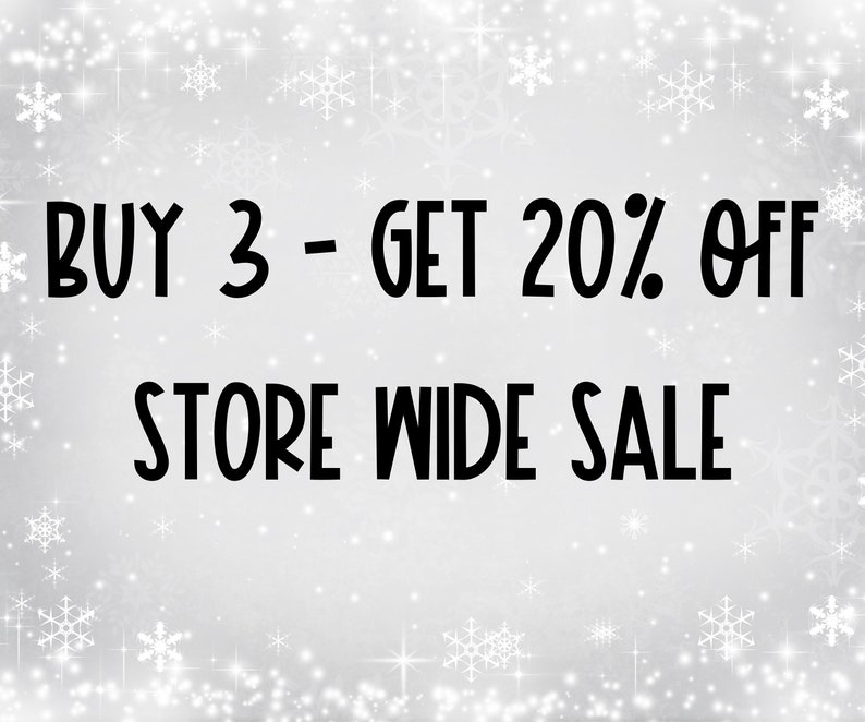 Pode incluir: Um fundo branco com um padr&atilde;o de floco de neve. O texto "BUY 3 - GET 20% OFF STORE WIDE SALE" est&aacute; em preto.