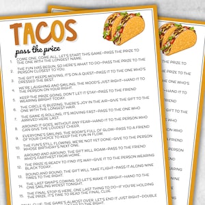 Puede incluir: Dos hojas de juego impresas con un borde amarillo y la palabra "TACOS" en la parte superior. El juego se llama "pasa el premio" y presenta instrucciones e ilustraciones de tacos. Las hojas están diseñadas para un juego de fiesta.